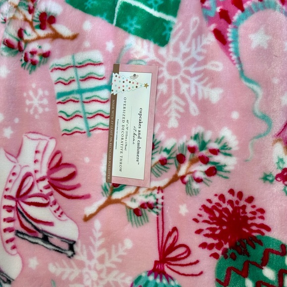 NWT! Cupcakes & Cashmere Pink Winter Oversized Throw - Picture 2 of 4